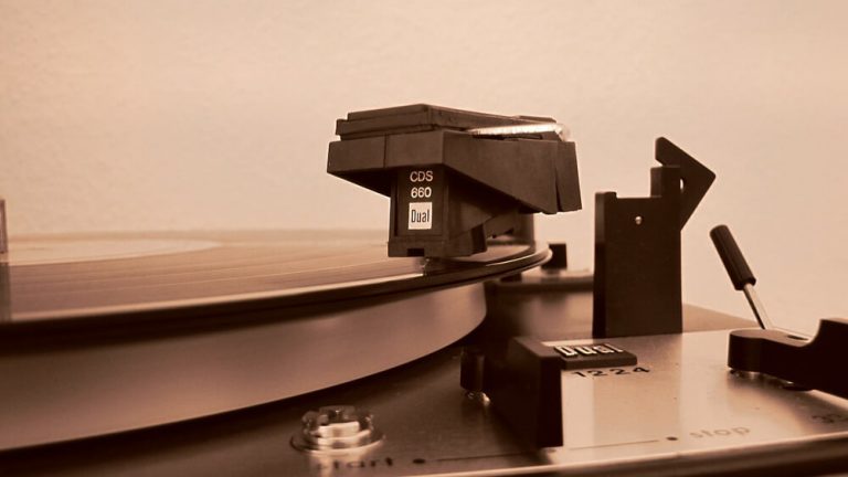 Vinyl Isn’t Dead – Play Old Records With A Laser Turntable
